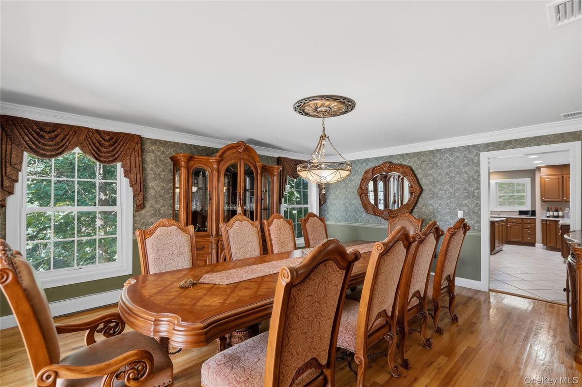 Oversized formal dining room ideal for entertaining