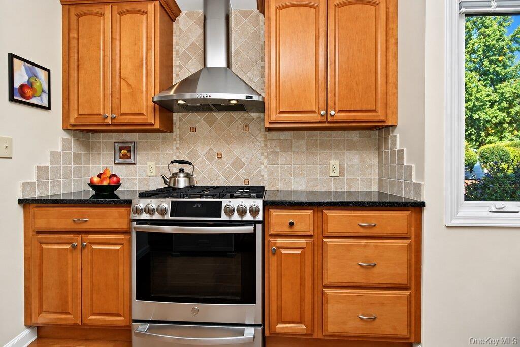 5 burner stove and tumble marble backsplash