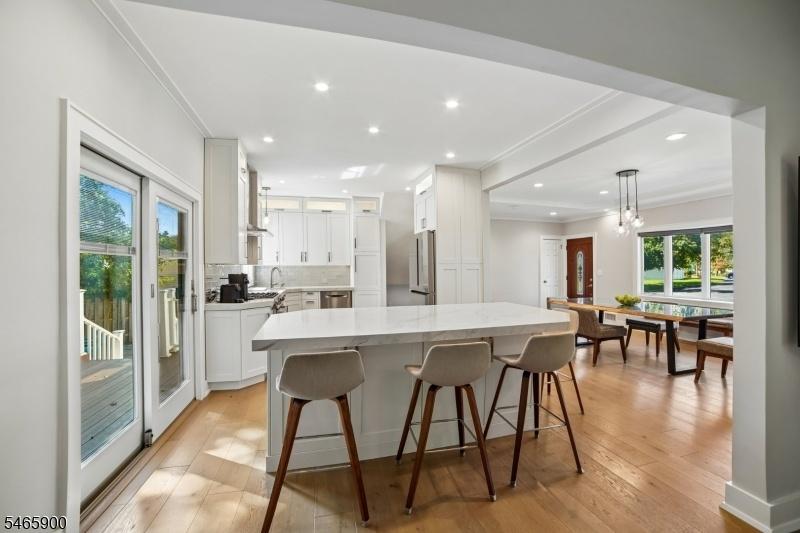 Kitchen w/Island