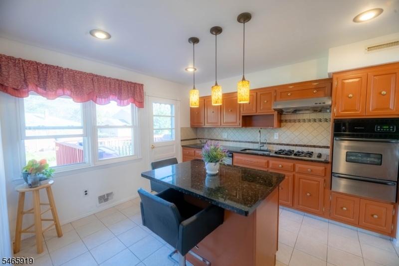 Gorgeous Eat-In-Kitchen