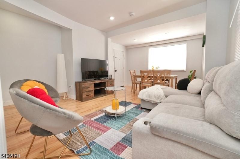 1st fl Living room