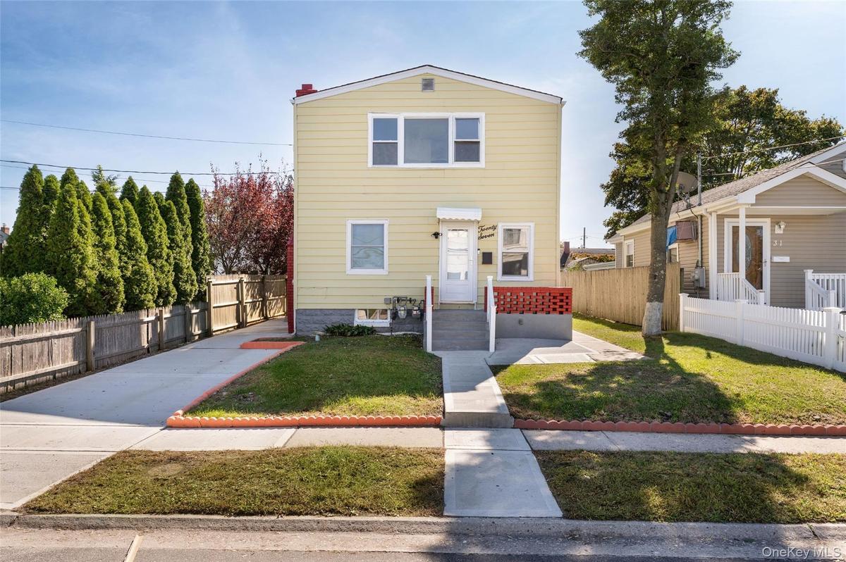 Enjoy location near end of block and diagnol from canal