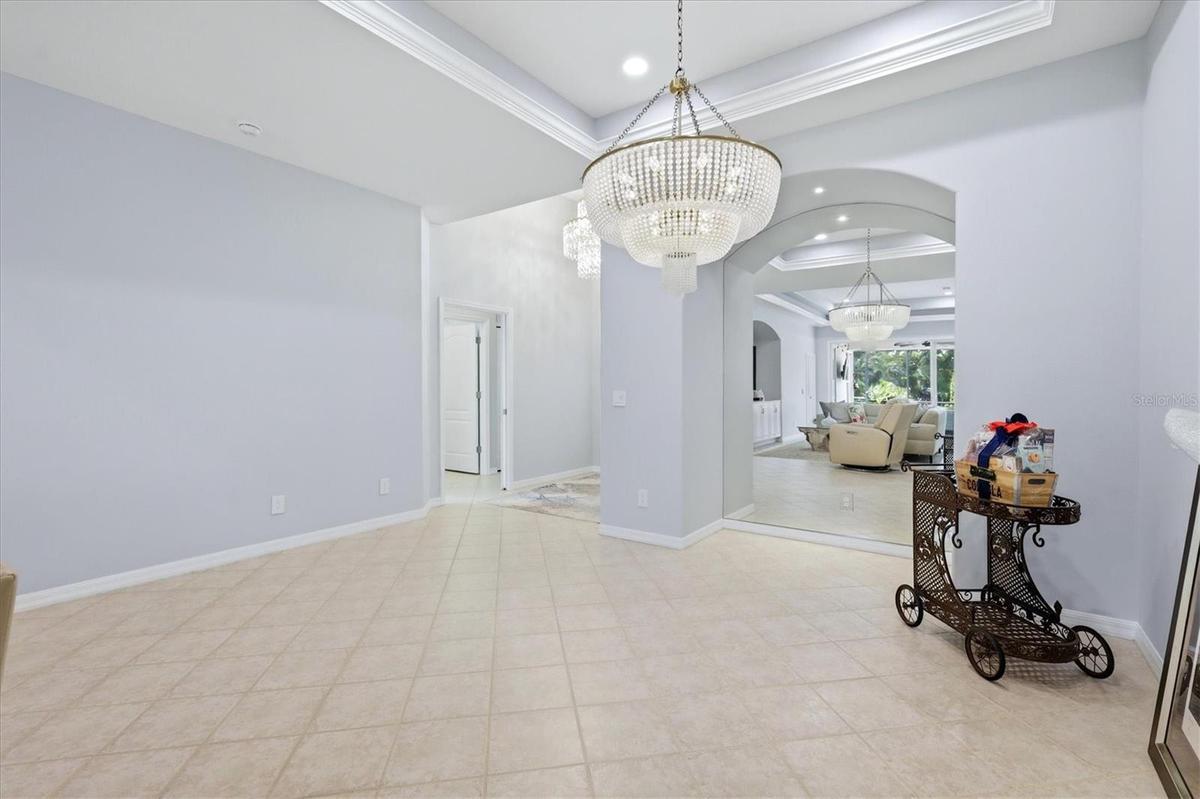 Dining Room w/mirrored, recessed alcove
