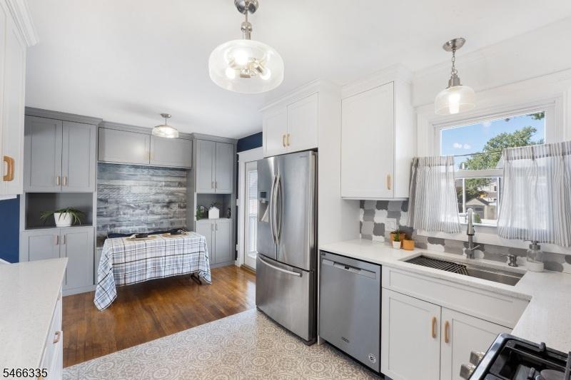 Eat-in Kitchen