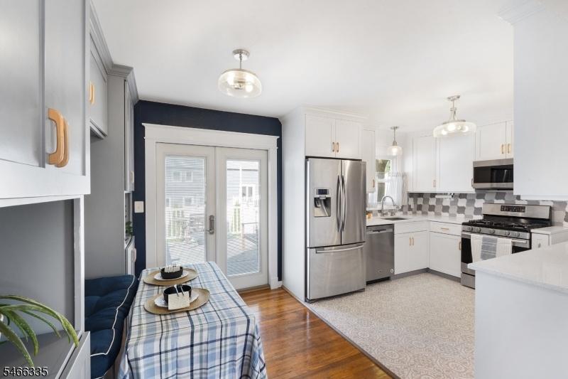 Eat-in Kitchen