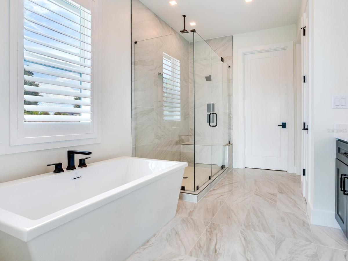 Picture of the bathroom of a SeaSafe Shore Crest home already built for reference purposes only.