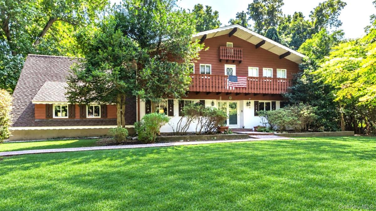 Welcome to 1 Valleywood Ct W., Head of The Harbor