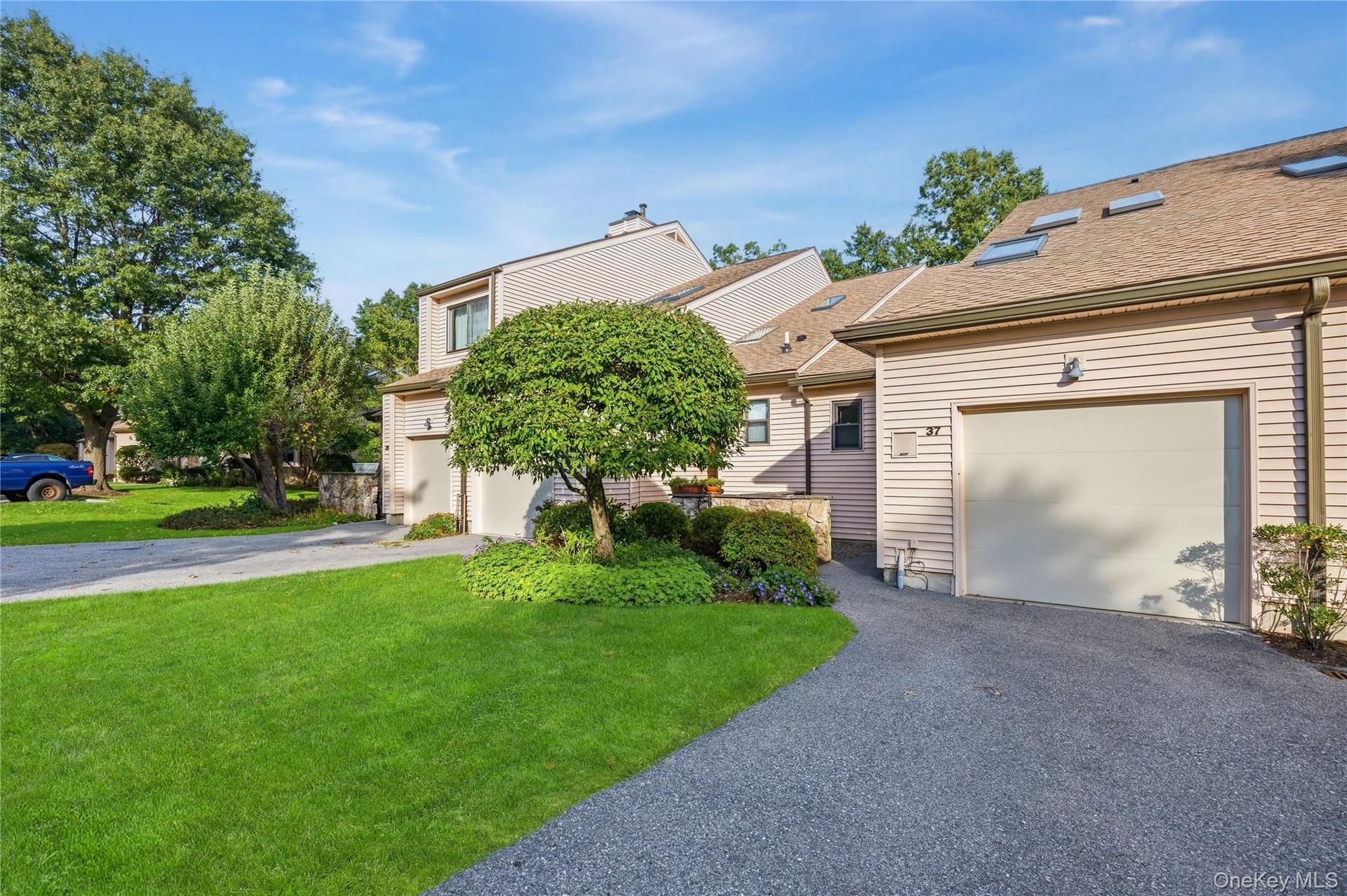 Turnkey ready, bright & fresh townhome in the Hudson Watch community!