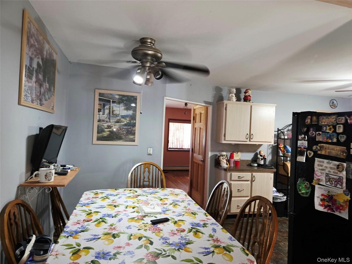 Kitchen large enough for 2-6 seat table in the kitchen