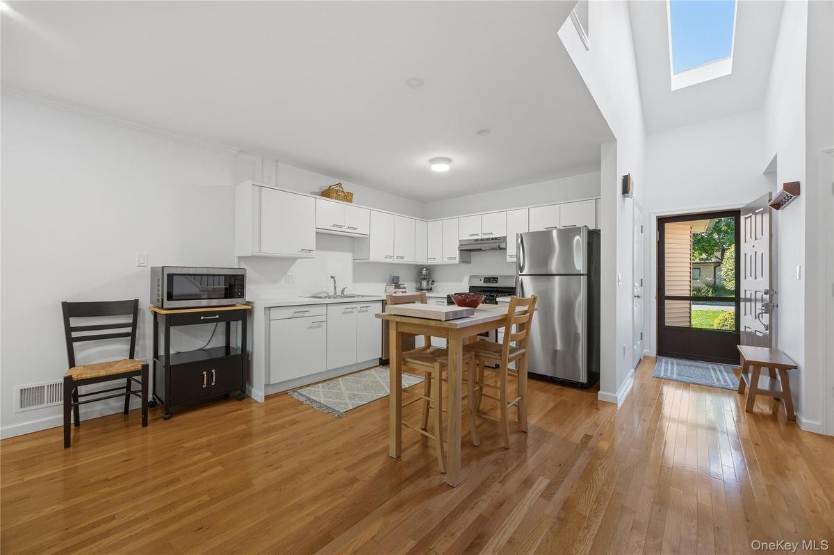 Eat-In-Kitchen with hardwood floors, Stainless Steel Appliances: Frigidaire Refrigerator, Frigidaire 5 burner gas range with vent, Frigidaire Dishwash
