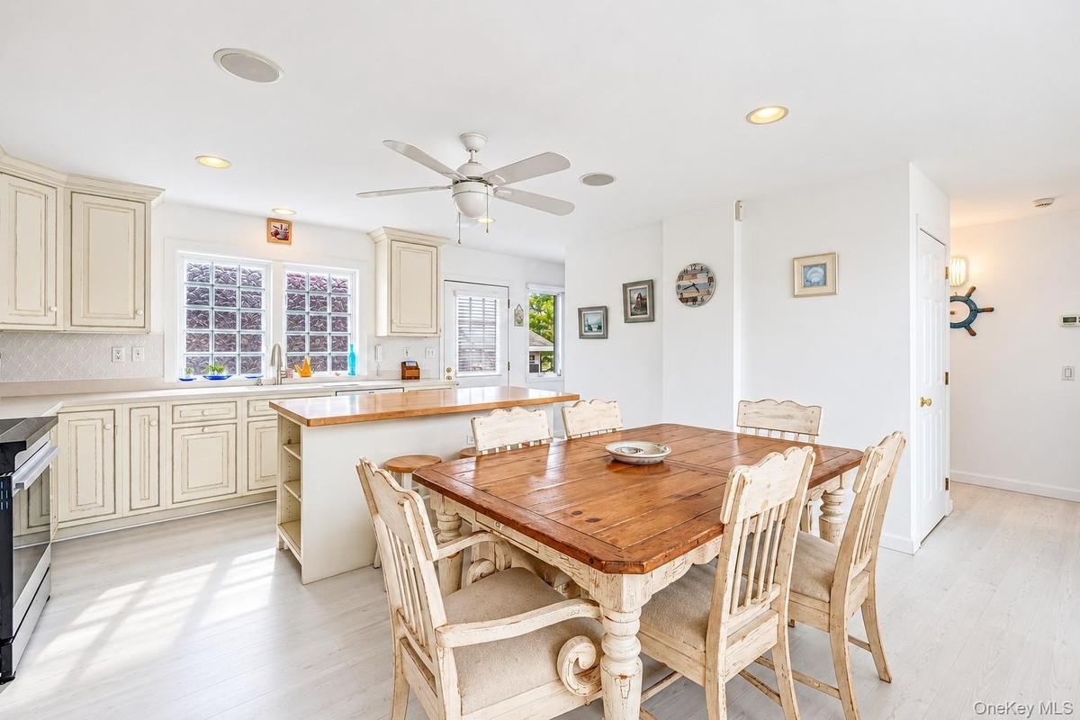 Eat-in- Kitchen w/ island