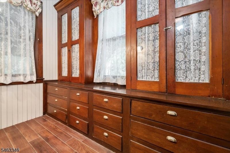 Butlers Pantry Off KItchen