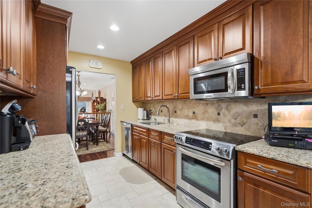Custom Quality Wood Cabinetry With Granite Countertops!