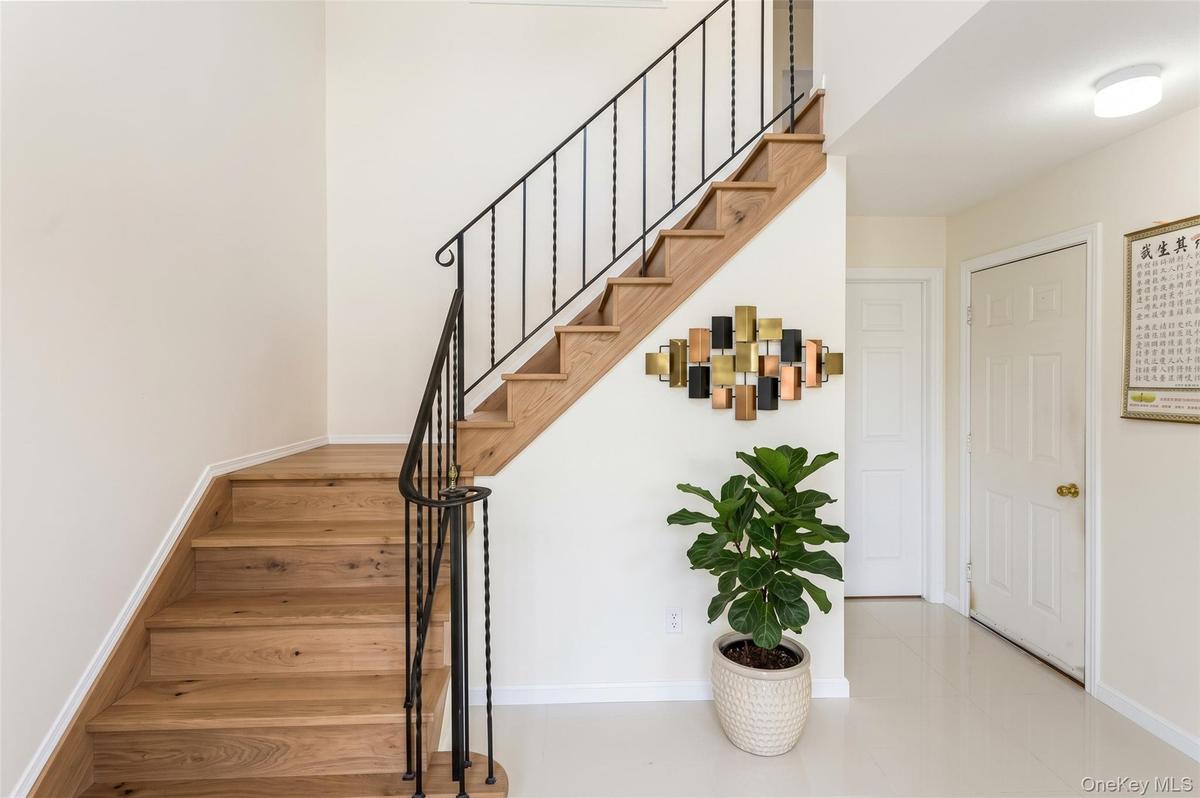 Ai staged entrance foyer