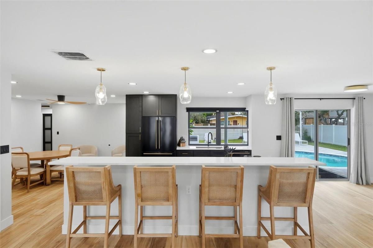 Oversized Island & Breakfast Bar