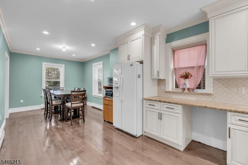 eat-in kitchen