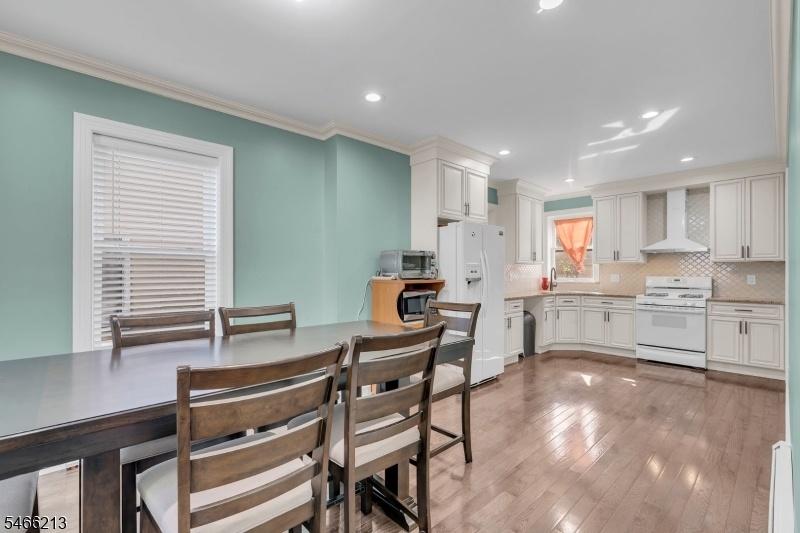 eat-in kitchen