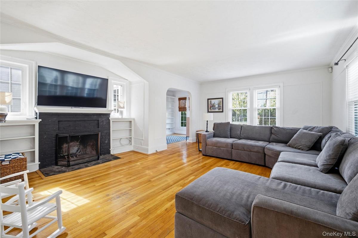 Oversized Living Room w/ Fireplace