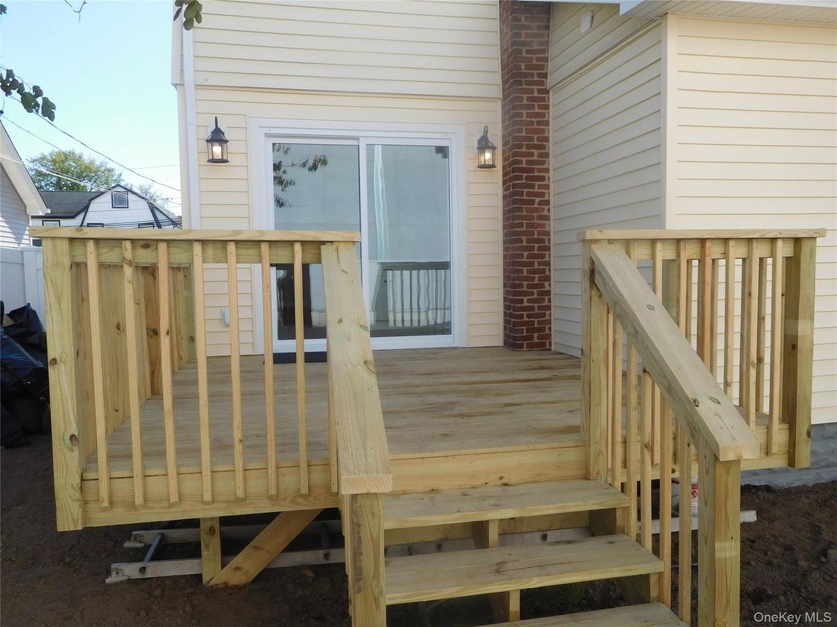 DECK/SLIDING GLASS DOOR