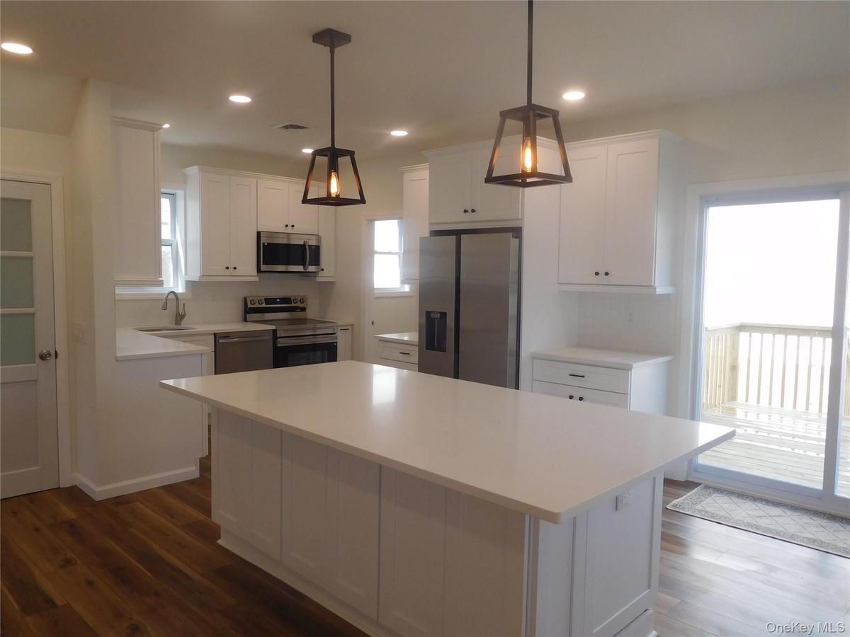 QUARTZ COUNTER W SHAKER CABINETS