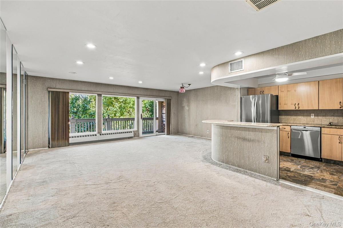Living room/ dining