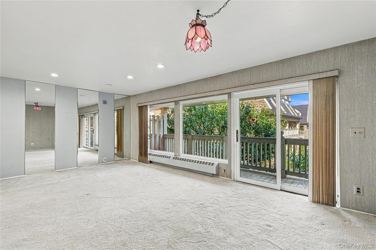 Living room/ dining