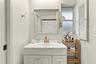 bathroom 2- jack and jill