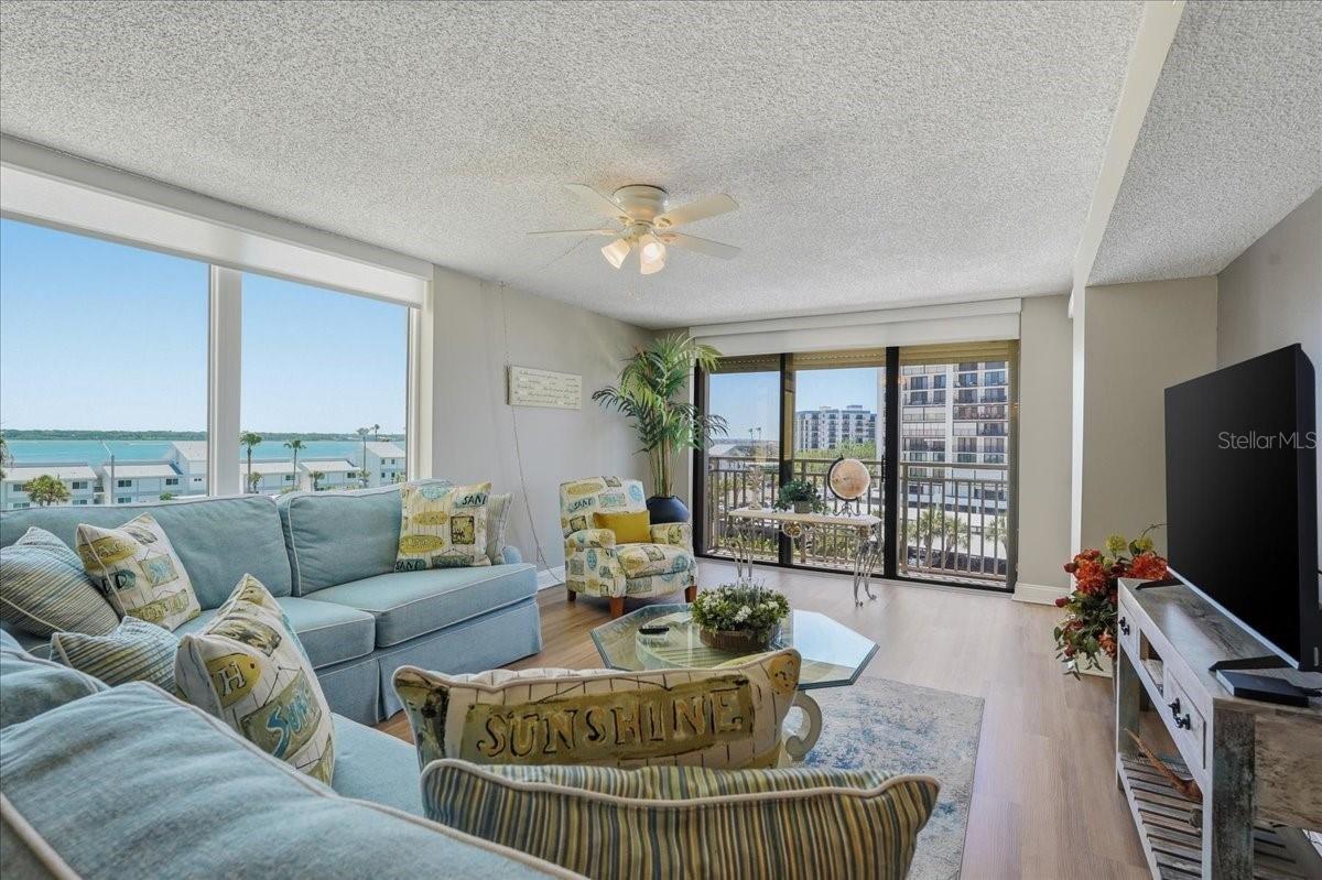 LIGHT AND BRIGHT WITH GORGEOUS VIEWS!