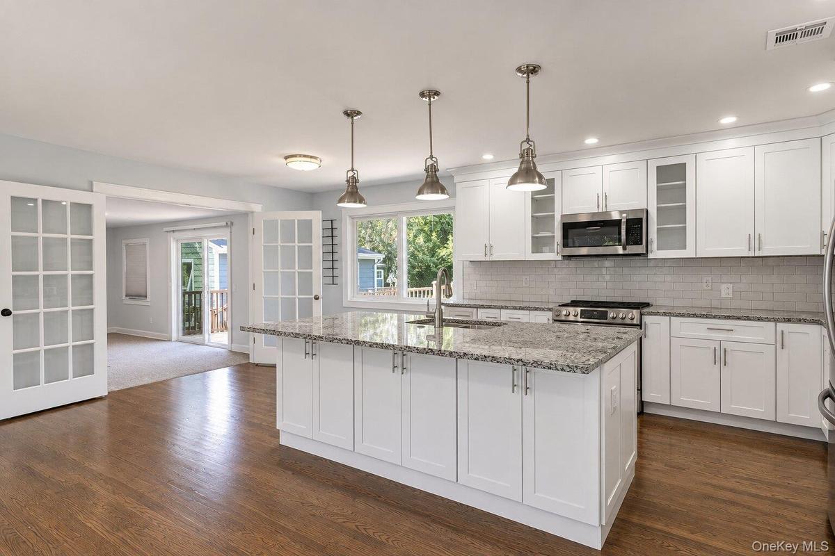 Bright Modern Kitchen