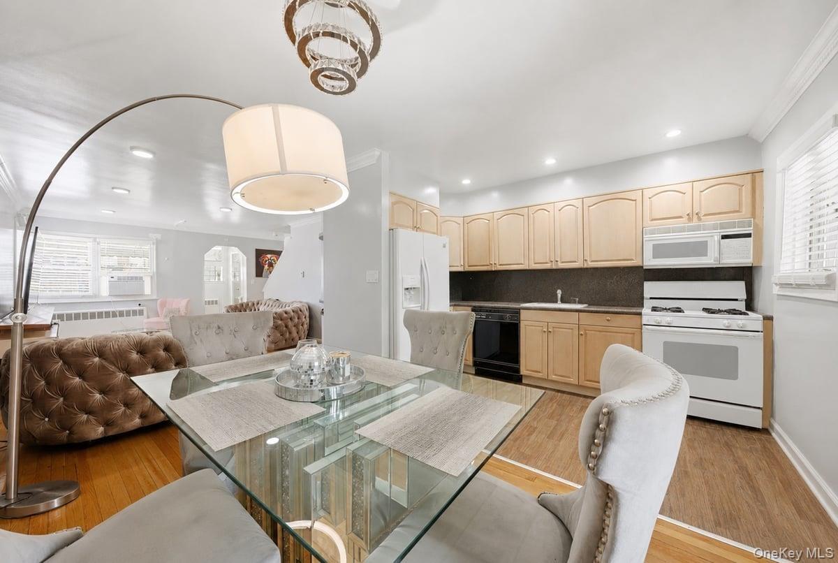 2 Bedroom /1.5 BathDuplex apartment upstairs