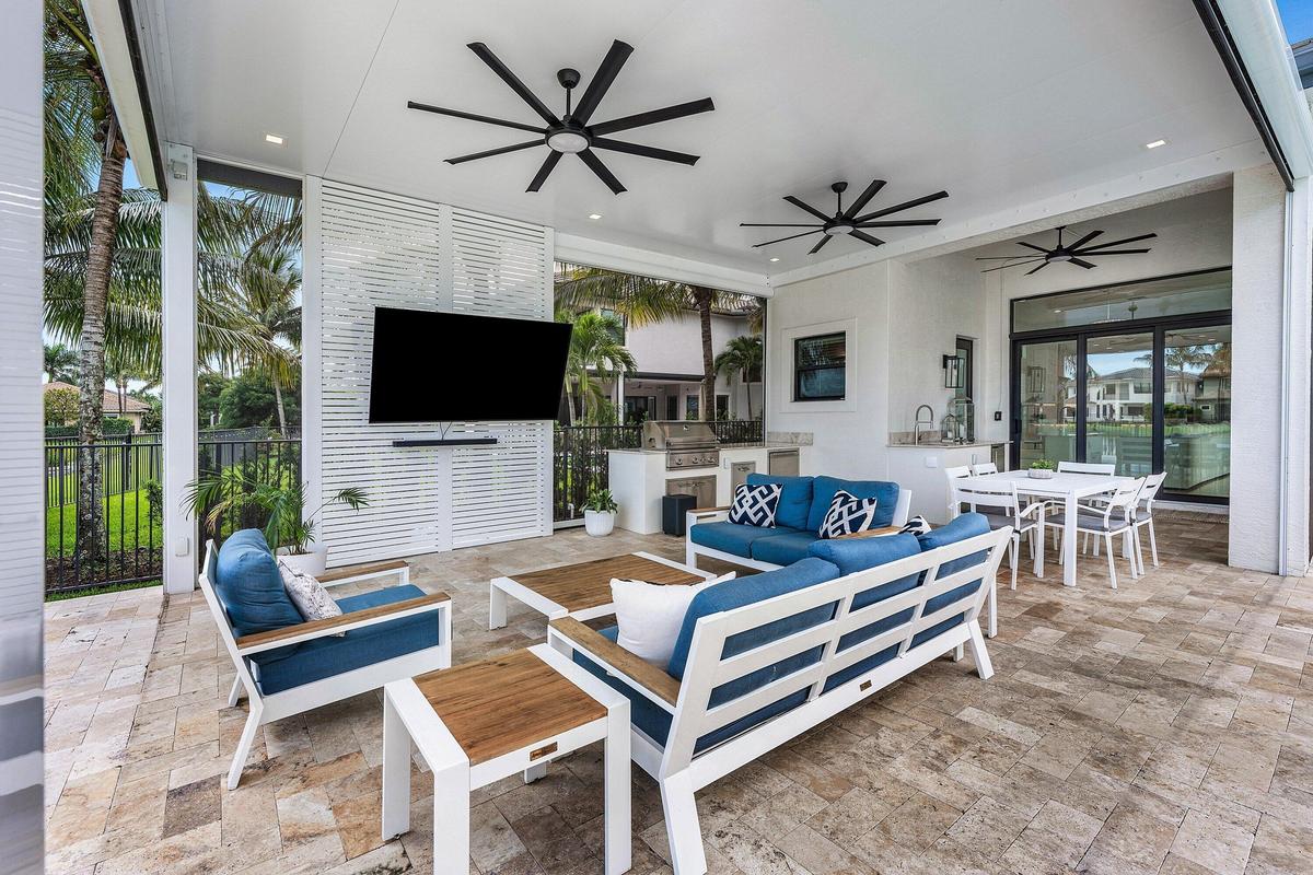 Outdoor living room with retractable screens