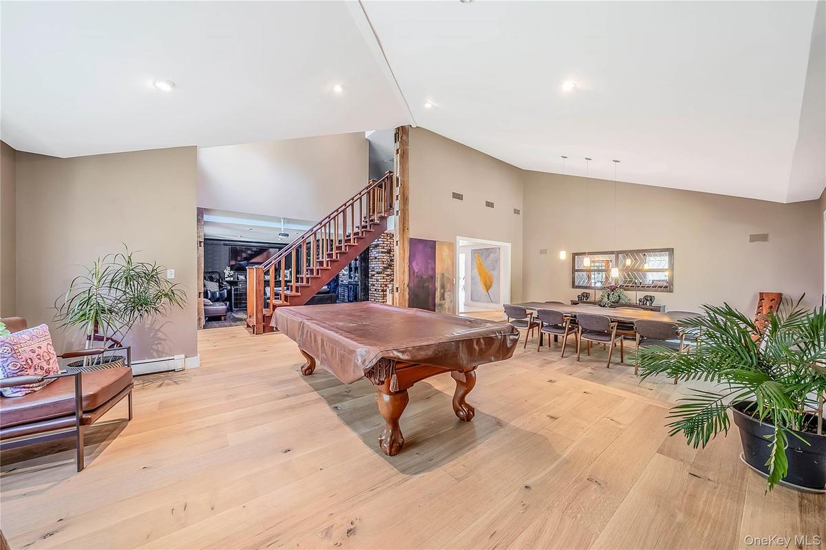 Entertainer's delight - open floor plan with soaring ceilings