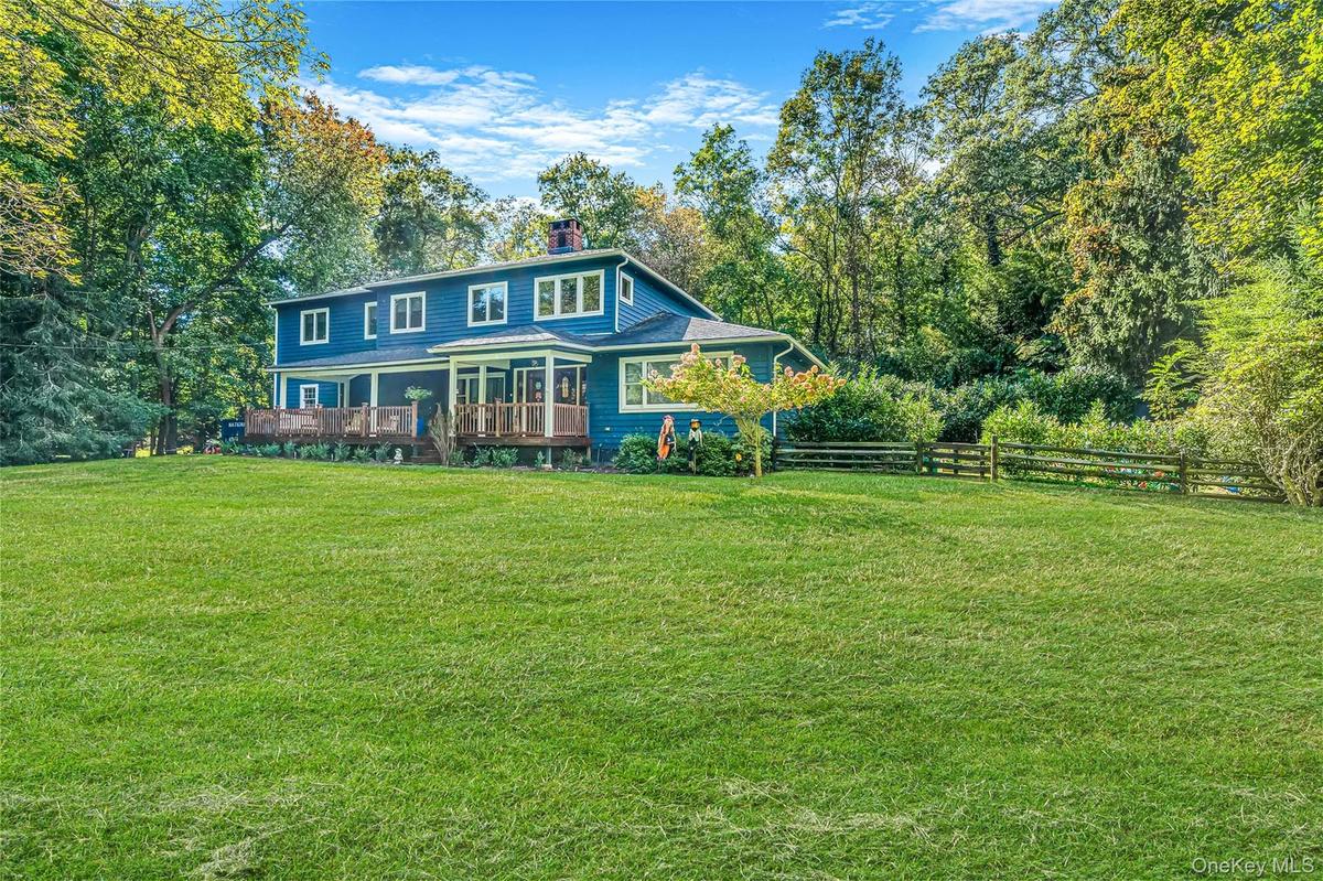 Welcome to 36 Circle Drive, Shoreham Village