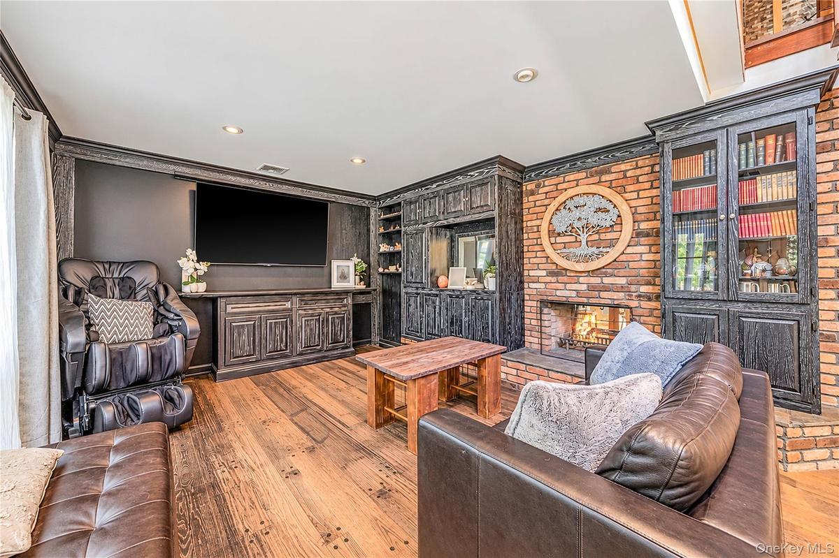 Bonus Room! Den with screen and projector, offered as is