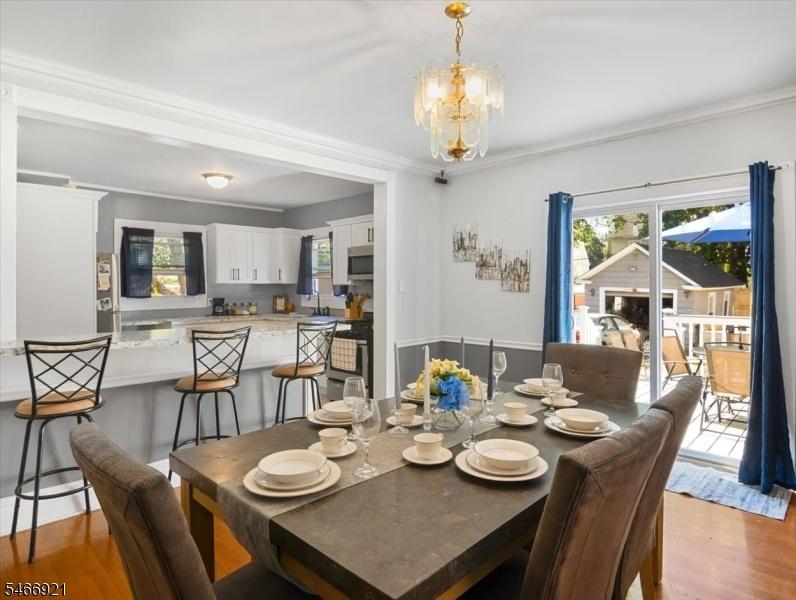Dinning Room and Breakfast Bar