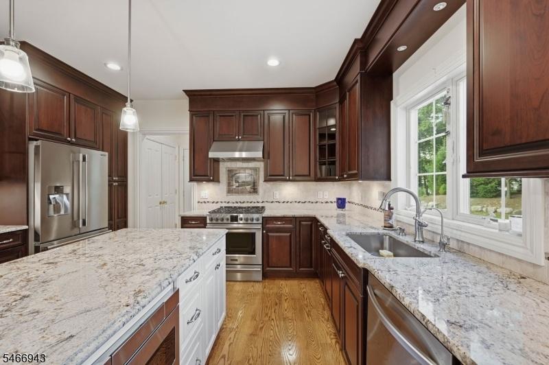 Eat-In Kitchen