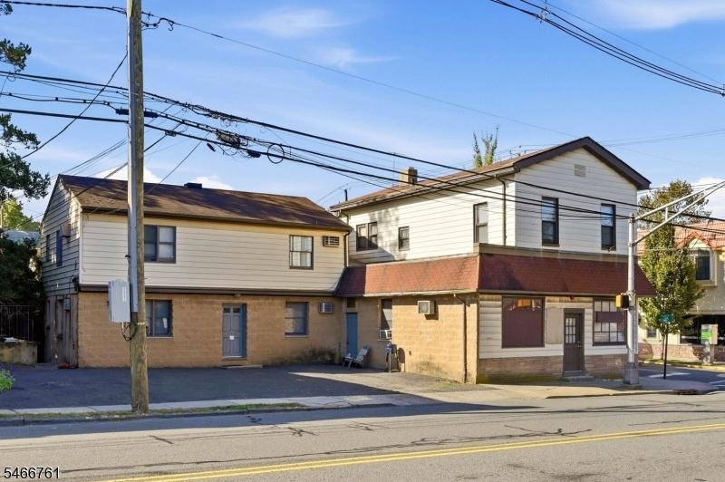 Mixed Use 4 apts/1 commercial