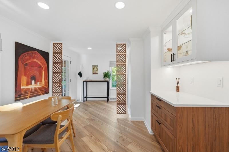 Dining to side entrance