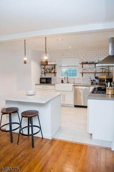 Kitchen w/ Breakfast Bar