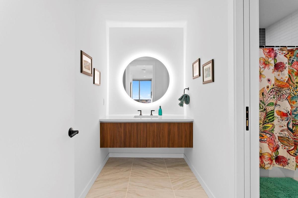 2nd bathroom shower/tub