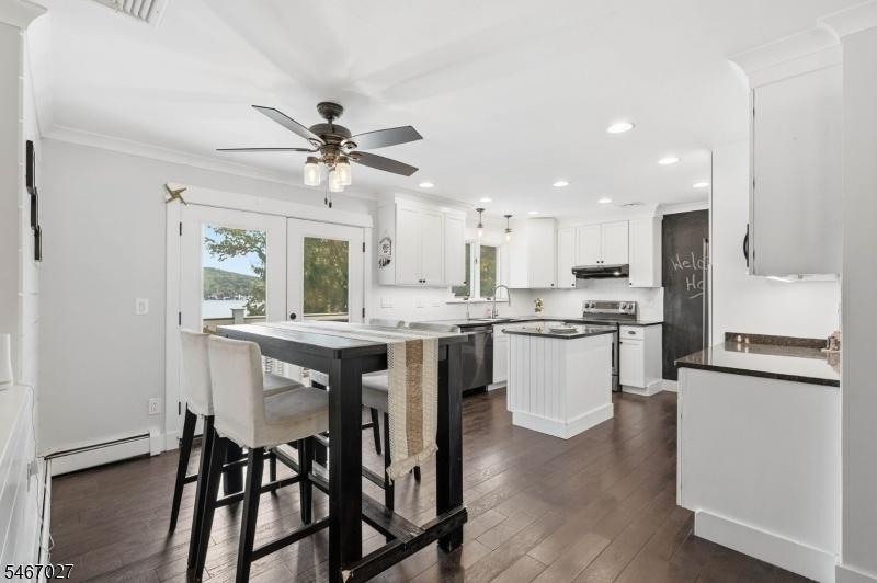 Eat-In Kitchen