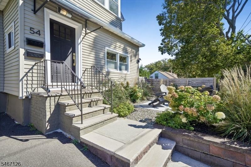 Entry 54 Label St Montclair
