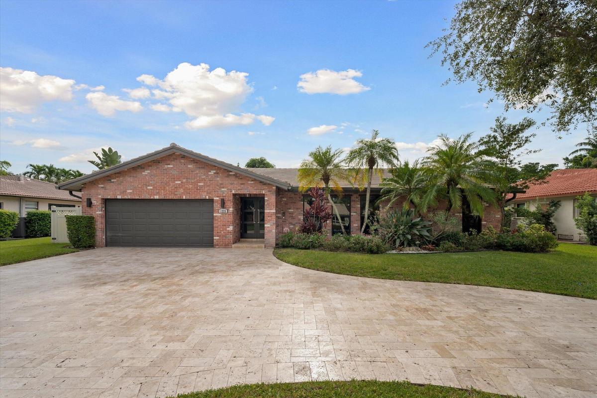 Circular Driveway, 2 car garage