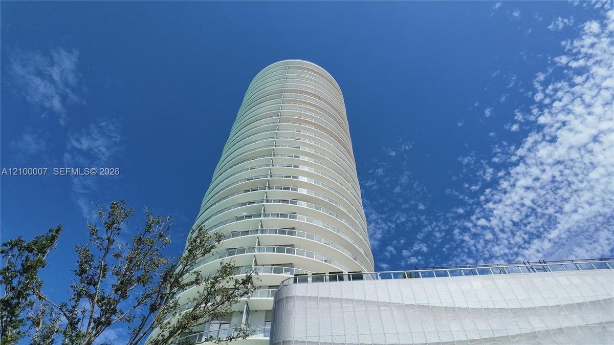 Curvilinear high-rise architecture with multiple private balconies