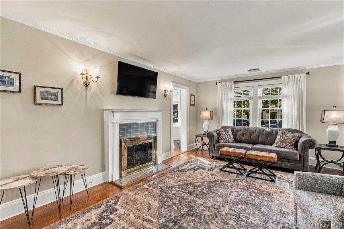 Living Room w/ Gas Fireplace