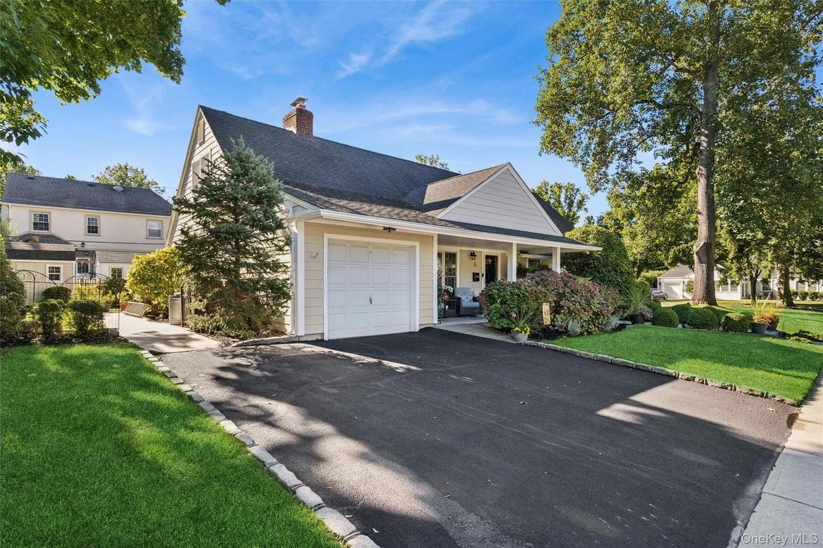 Its location offers the best of both worlds: a peaceful setting paired with the convenience of town & train close at hand.
