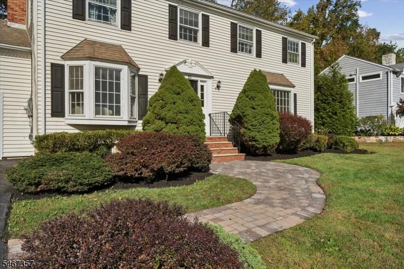 Front View / Walkway