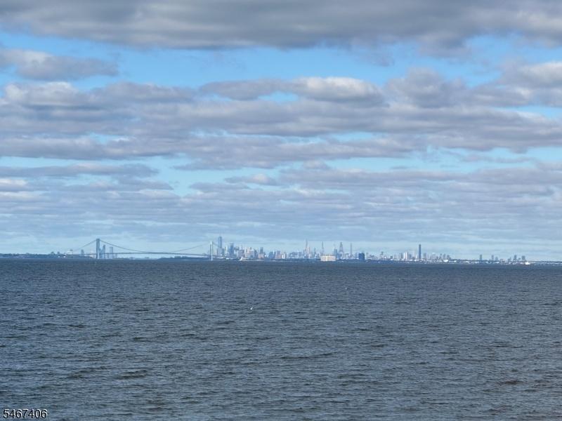 NYC mins away @ Ferry