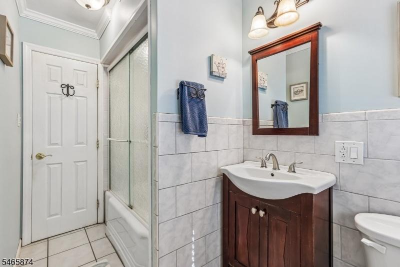 MAIN FLOOR BATH