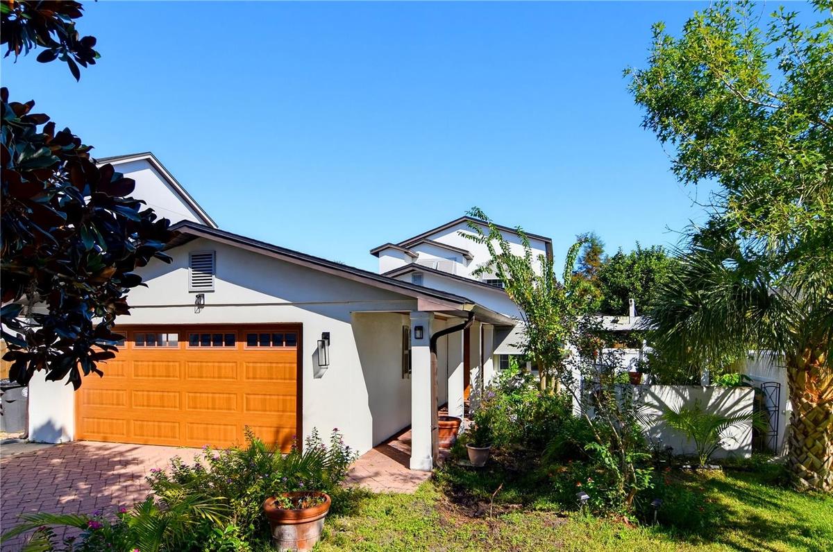 Beautifully renovated and expanded residence in Winter Park's desirable Lake Knowles Terrace neighborhood.